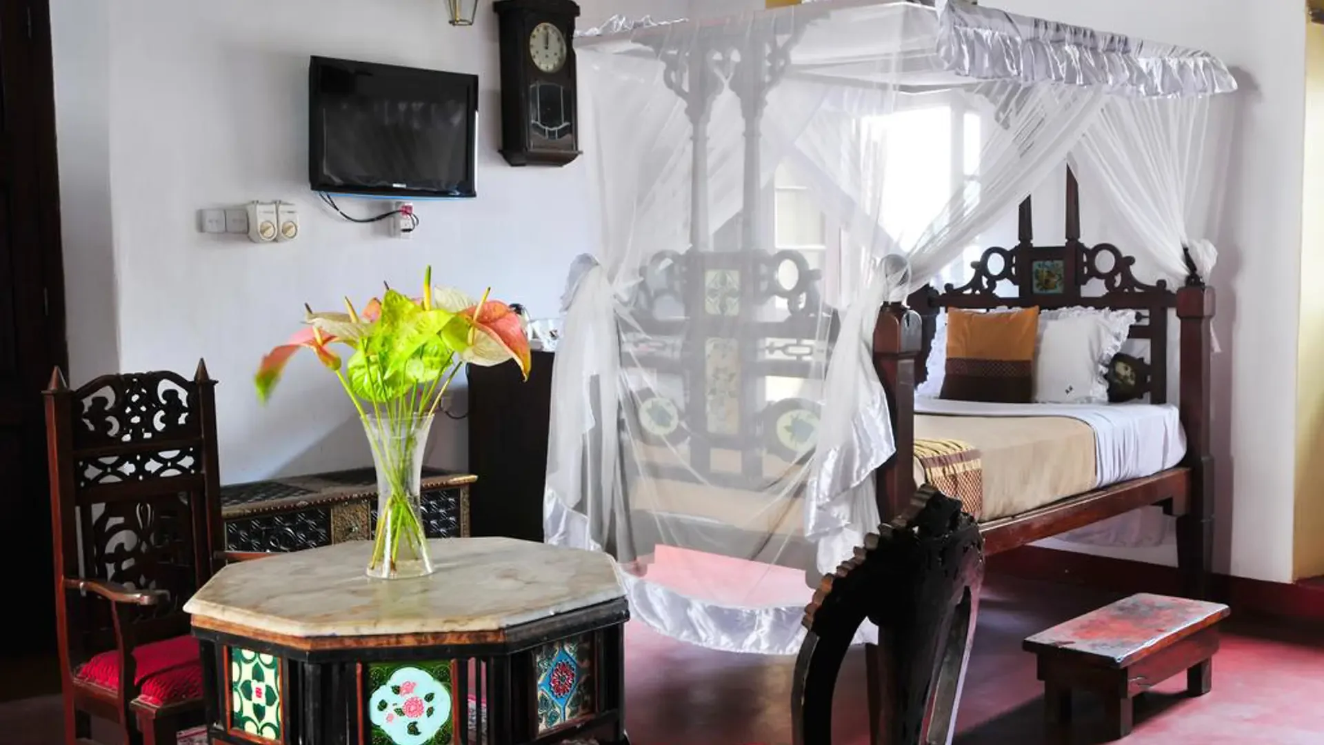 Dhow Palace Hotel — image 2