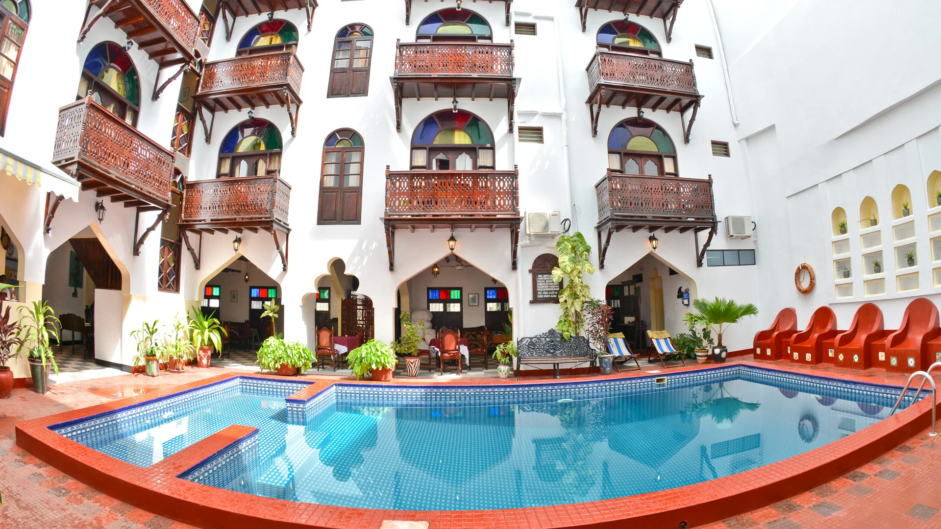 Dhow Palace Hotel — image 3