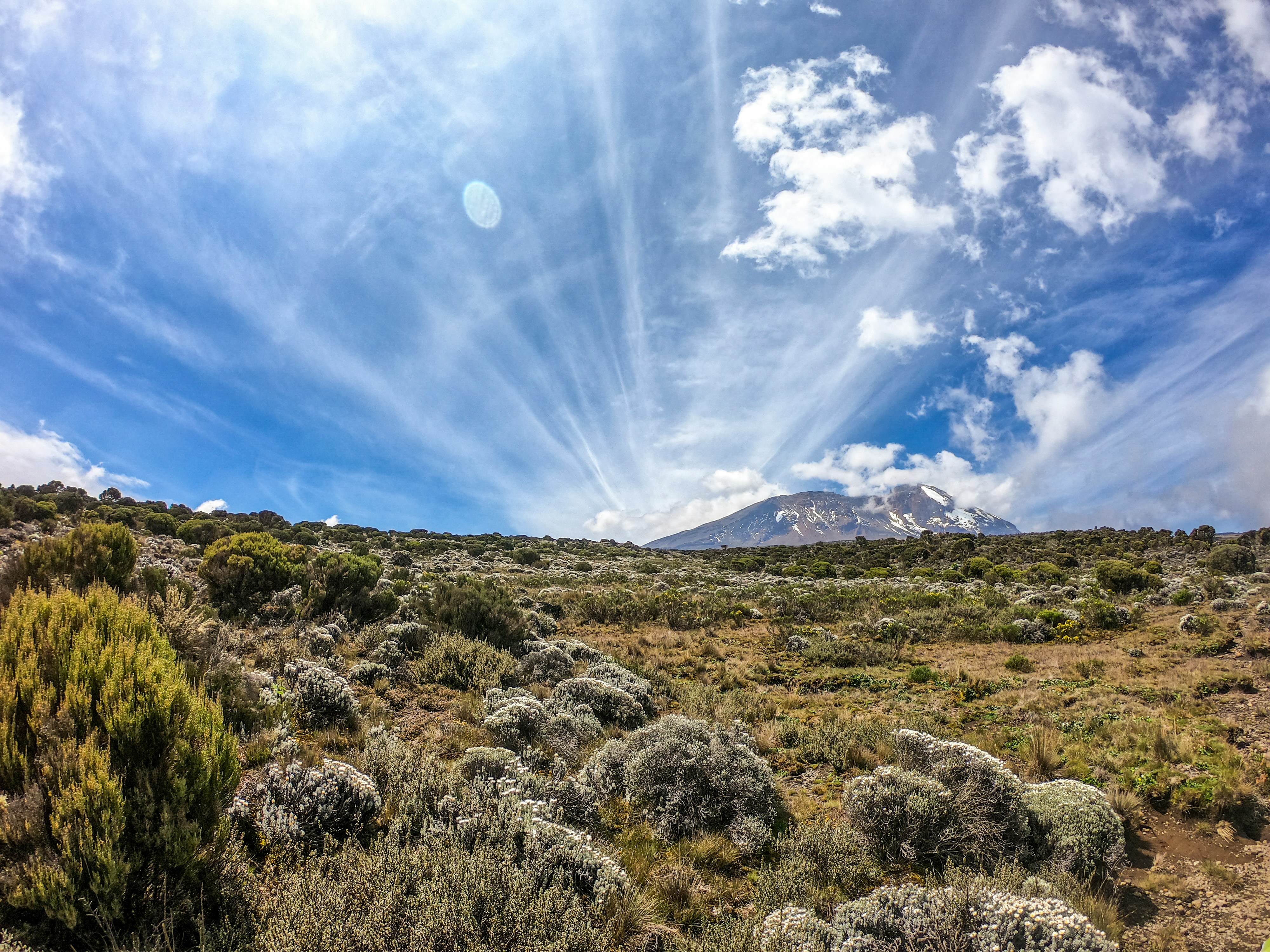 Kilimanjaro Marangu + Safari de 12 Días (Final en el Cráter)