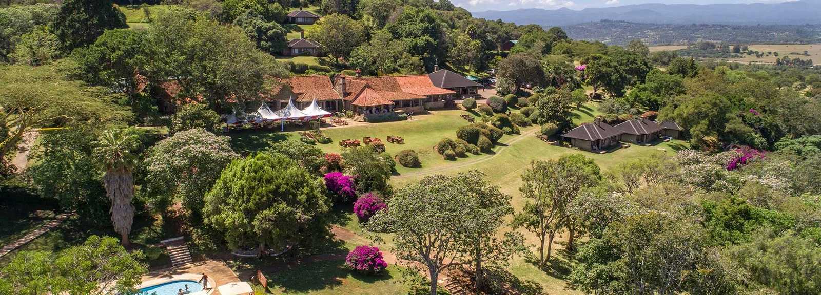 Die koloniale Gutshaus-Fassade des Aberdare Country Club auf dem Mweiga Hill im Nachmittagsnebel
