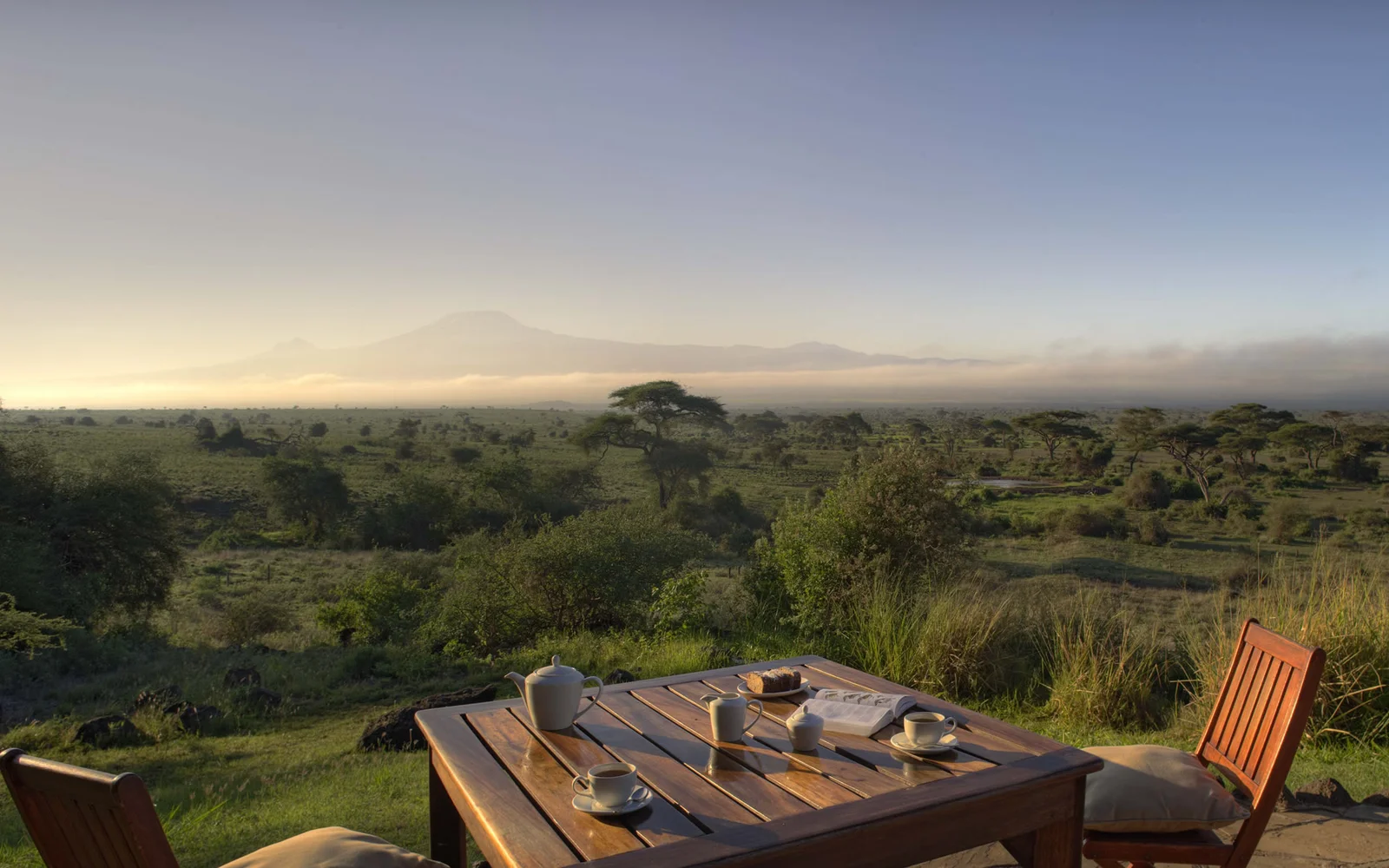 Letto sotto le stelle all'ol Donyo Lodge sul Mbirikani Group Ranch, allestito su una terrazza panoramica a cielo aperto con il Kilimanjaro all'orizzonte