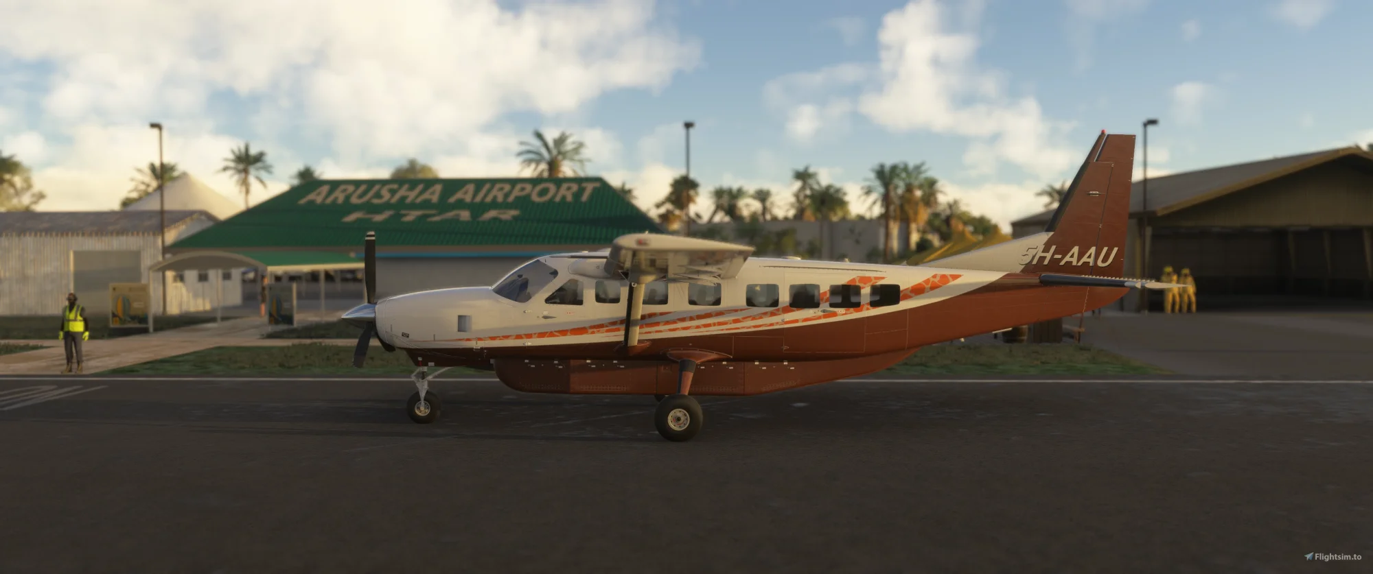 Piccolo aereo Cessna Caravan sulla pista dell'Arusha Airport con i passeggeri in imbarco per un volo bush verso il Serengeti