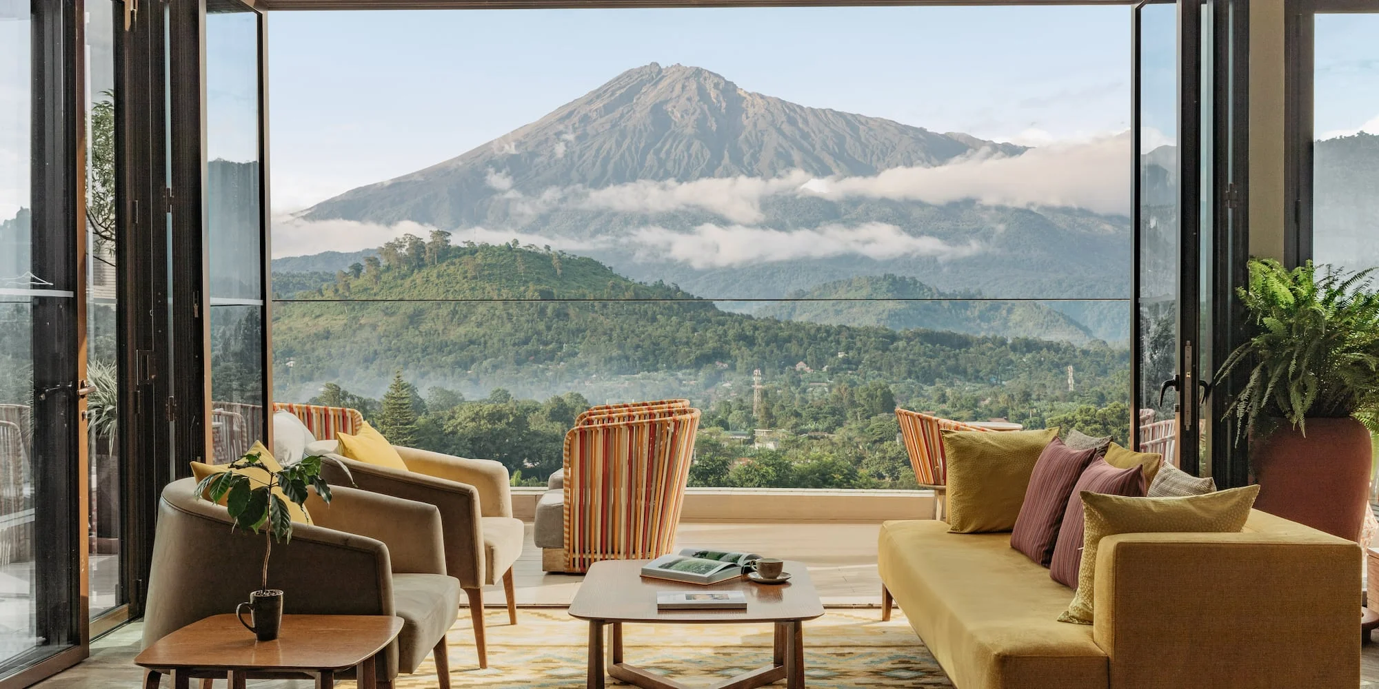 Bar sur le toit d'un hôtel moderne d'Arusha avec éclairage nocturne et silhouette du Mount Meru au crépuscule