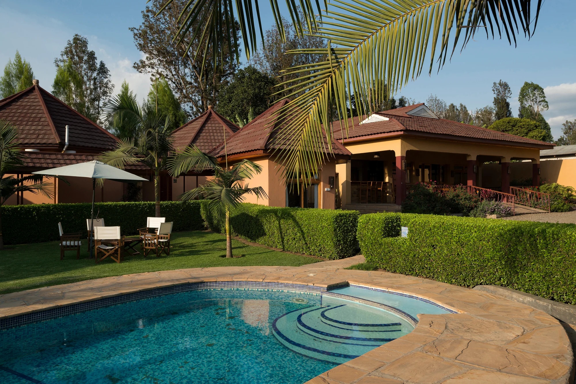 Lodge confortable milieu de gamme avec piscine et vue sur le jardin à la périphérie d'Arusha