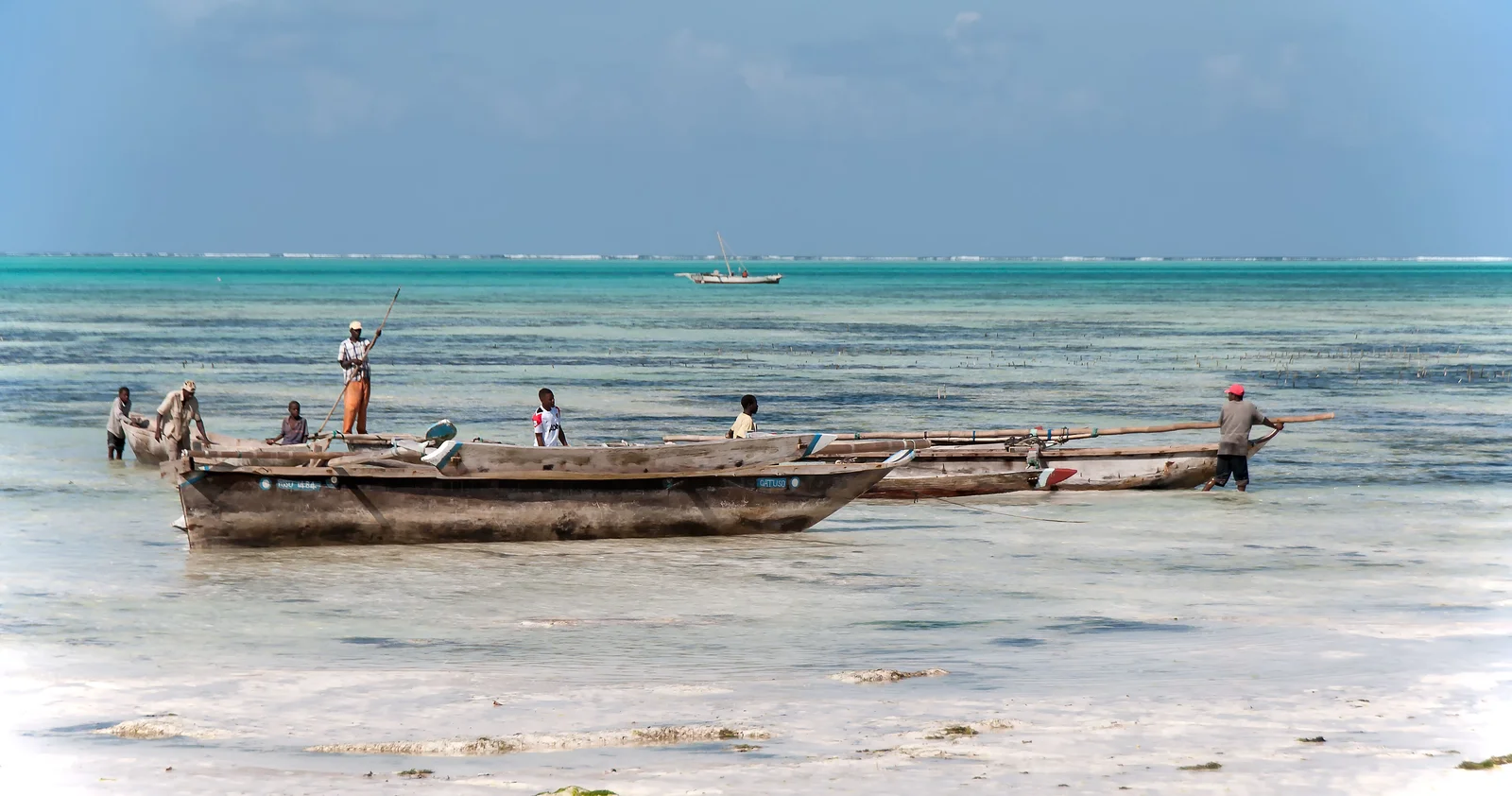 Gezeitenflächen bei Ebbe mit einheimischen Fischern, die ihre Netze überprüfen, bei Bagamoyo