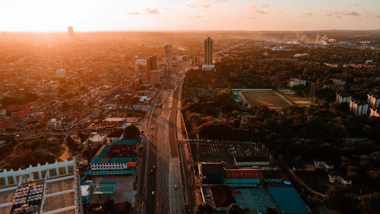 Asphaltierte Straße von Dar es Salaam nach Bagamoyo durch Kokospalmen-Plantagen