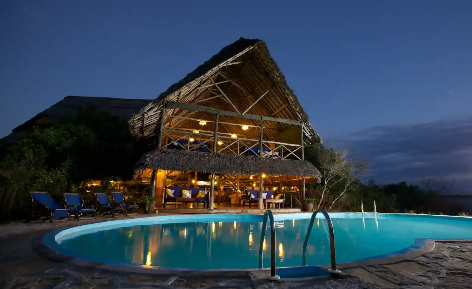 Strandrestaurant im Bagamoyo Beach Resort bei Sonnenuntergang