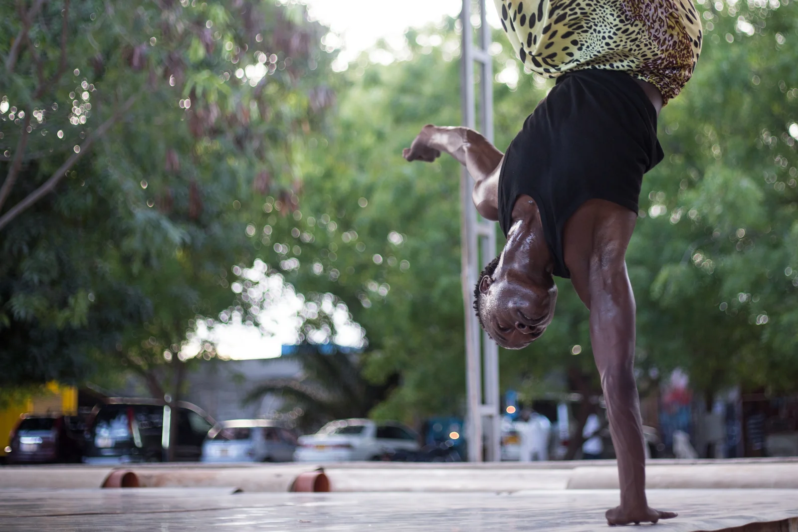 Studierende proben Tanz und Akrobatik auf dem Campus des Bagamoyo College of Arts