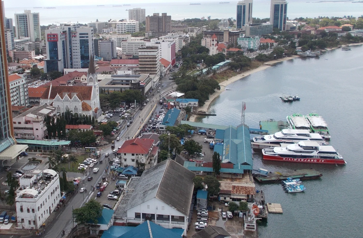 Front de mer de Dar es Salaam par une journée claire de saison sèche, avec des eaux du port calmes