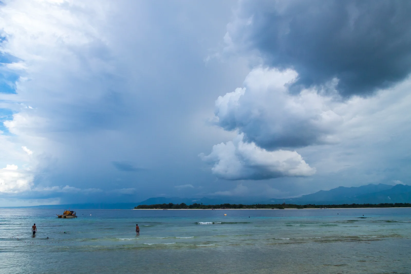 Nuages d'orage spectaculaires se formant au-dessus de l'océan Indien pendant la saison des pluies