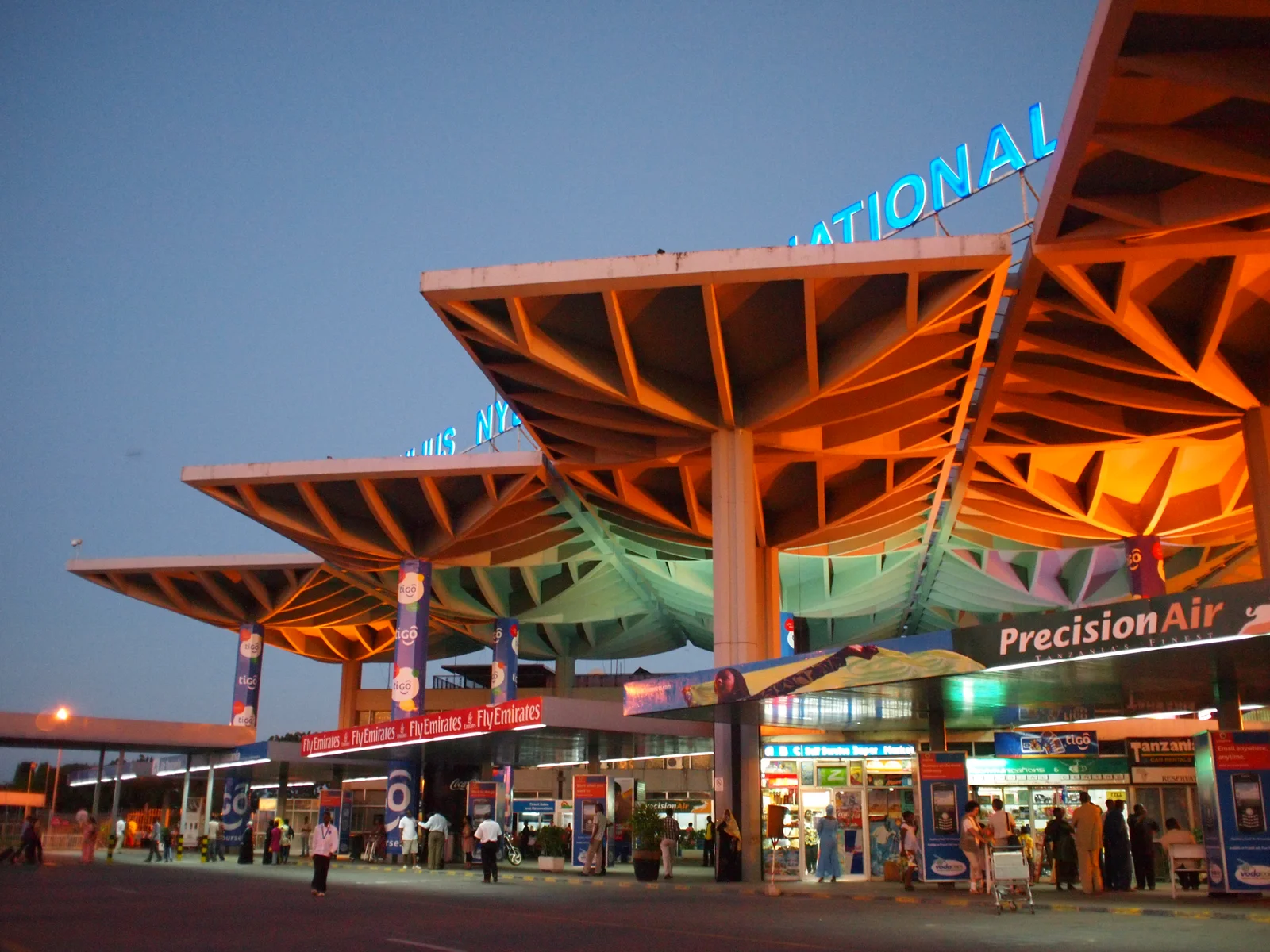 Avion léger au terminal de l'aéroport international Julius Nyerere pour les vols en brousse vers le circuit sud