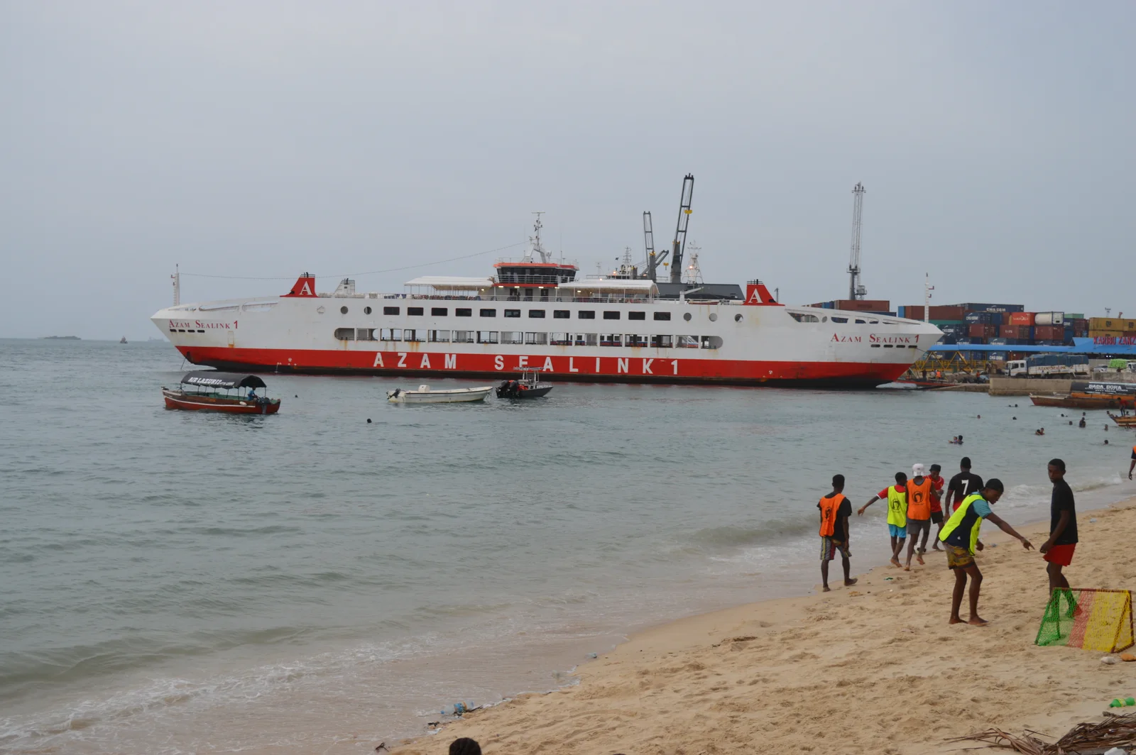 Ferry rapide Azam Marine quittant le terminal de ferry de Dar es Salaam sur Sokoine Drive à destination de Zanzibar