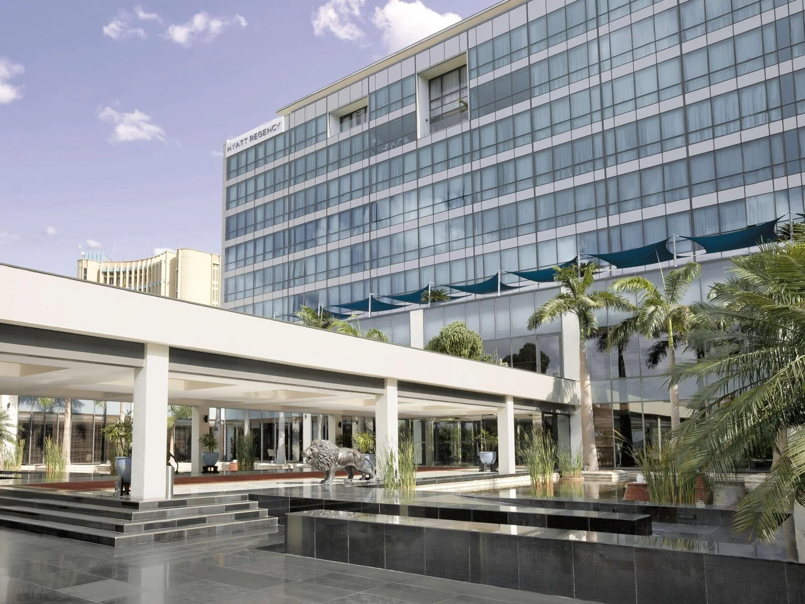 Hôtel Hyatt Regency The Kilimanjaro surplombant le port de Dar es Salaam