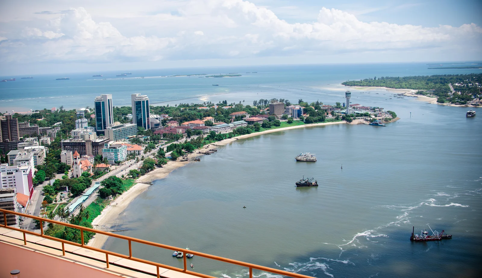 Vue depuis le toit-terrasse de l'hôtel The Kilimanjaro sur le port de Dar es Salaam