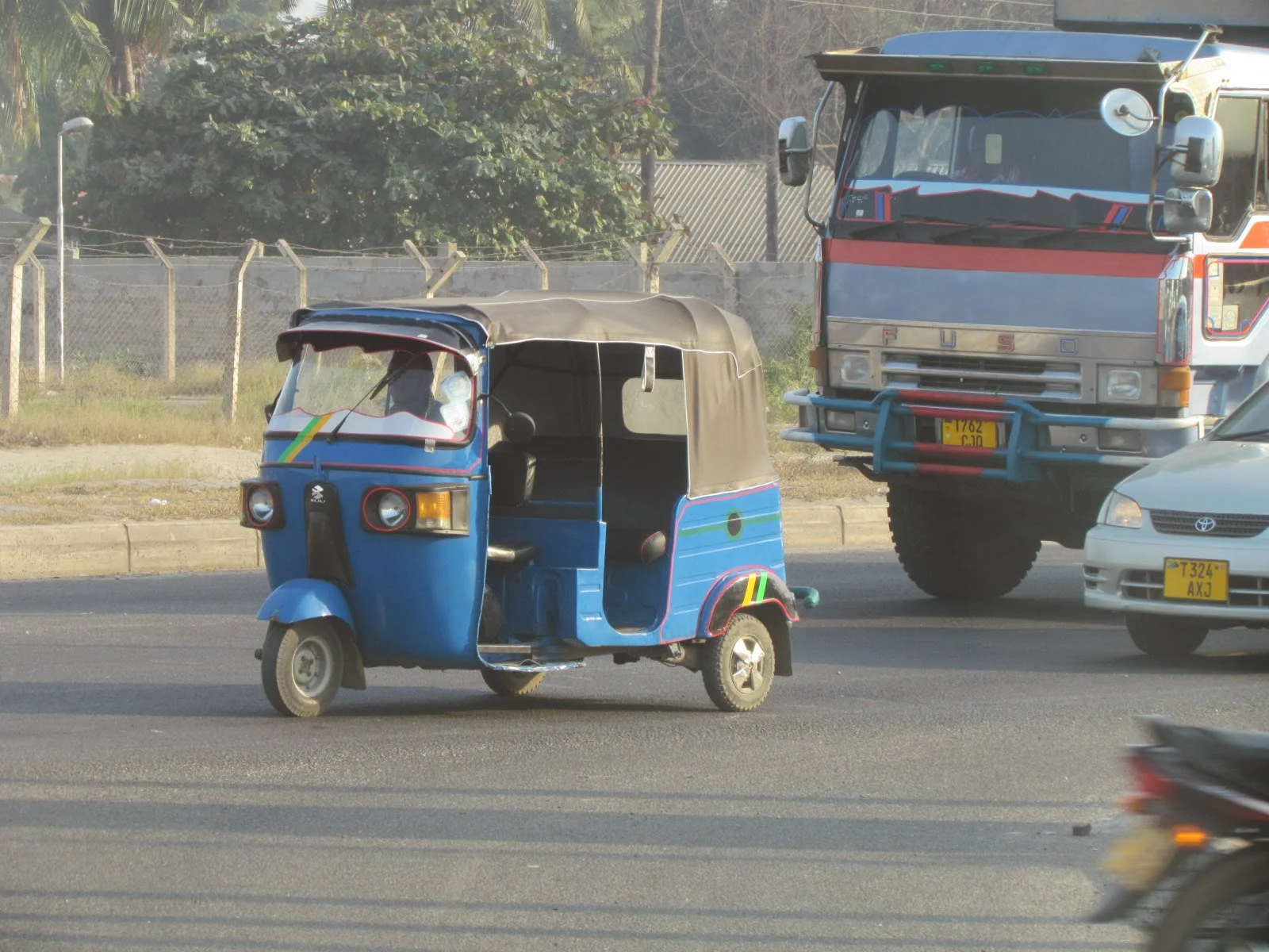 Bajaji à trois roues se frayant un chemin dans la circulation de Dar es Salaam