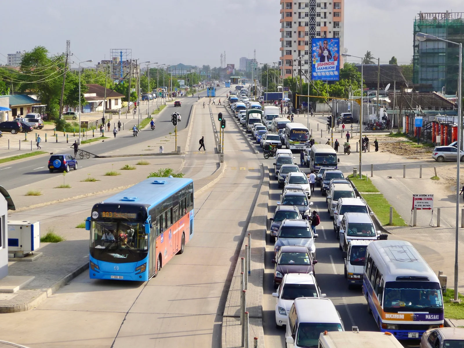 Bus BRT sur une voie dédiée au centre de Dar es Salaam