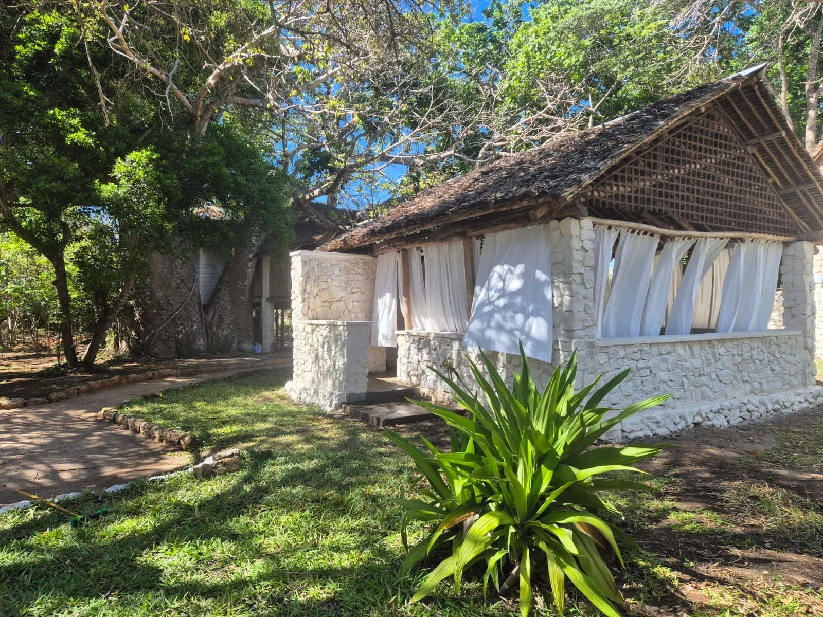 Luftaufnahme einer Villa im südlichen Galu Beach mit Infinity-Pool und Blick auf die Lagune