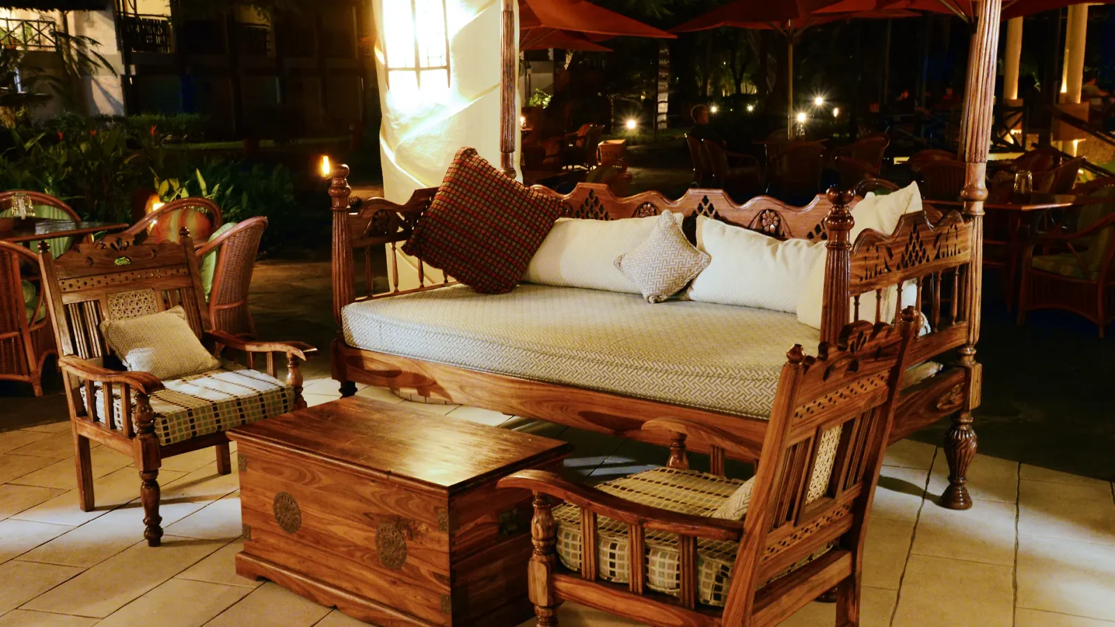 Innenraum einer Boutique-Suite nur für Erwachsene mit geschnitztem Suaheli-Himmelbett und Meerblick