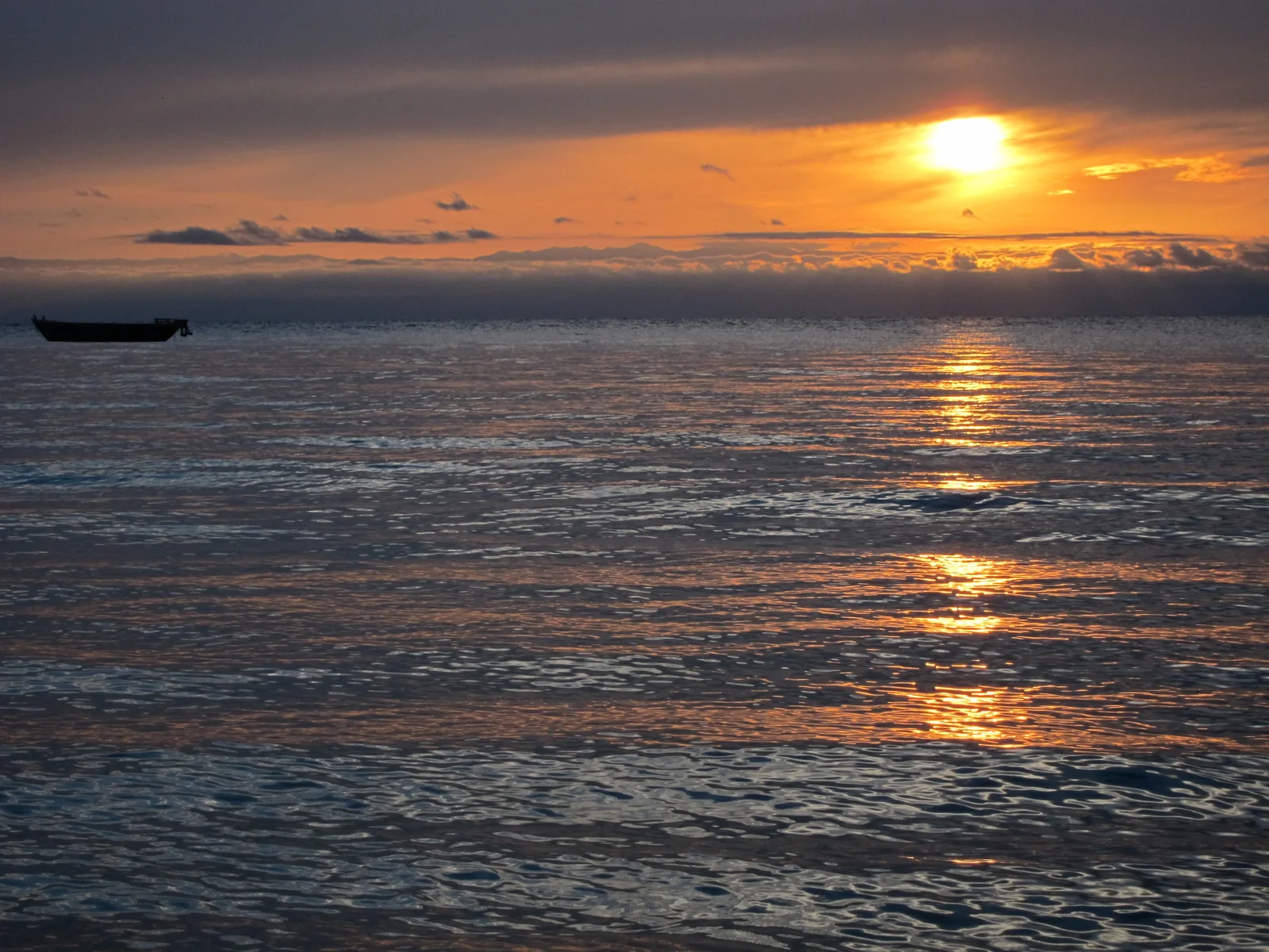 Coucher de soleil sur le lac Tanganyika depuis le camp riverain de Gombe