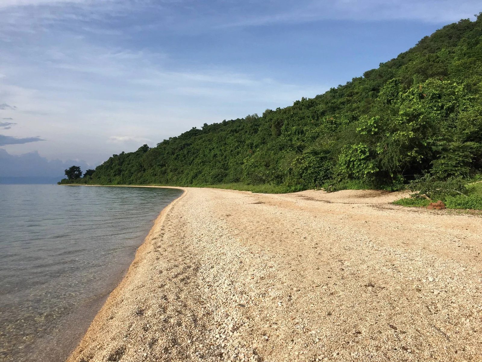 Rive du lac depuis Gombe Forest Lodge, avec vue sur le lac Tanganyika
