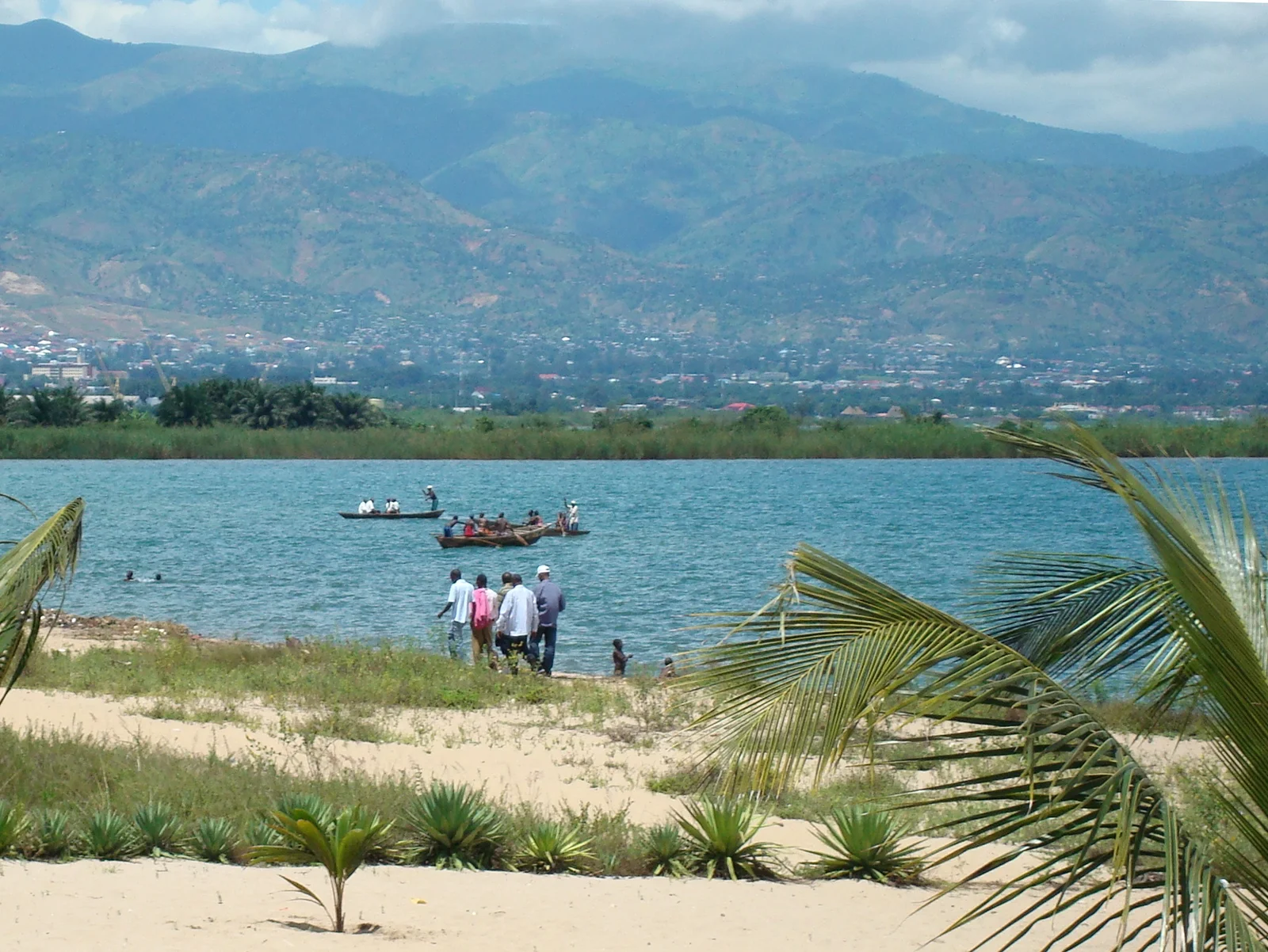 Plongeur en snorkeling dans le lac Tanganyika près de la côte rocheuse de Gombe