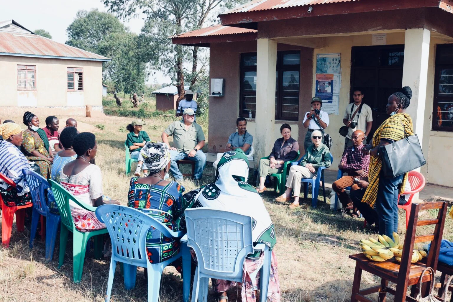 Membres de la communauté locale participant au programme de conservation TACARE du JGI près de Gombe