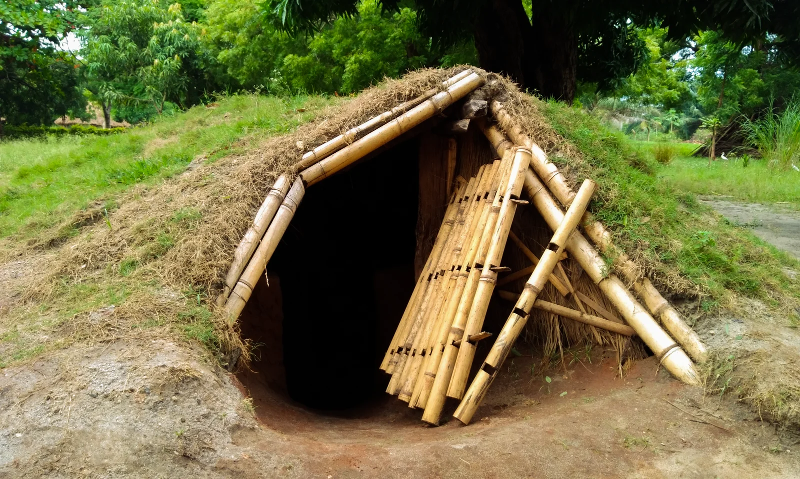 Entrée d'une maison souterraine iraqw traditionnelle, préservée dans les hautes terres de Karatu