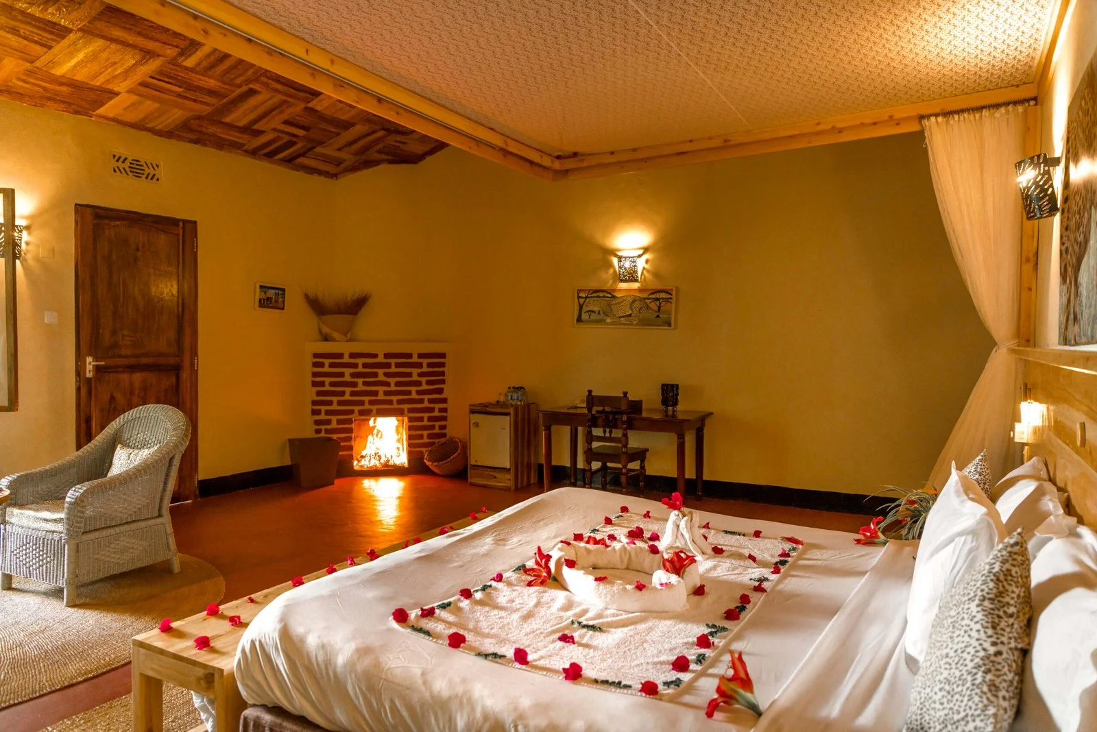 Chambre de ferme d'hôtes de luxe avec cheminée et vue sur les hautes terres du Ngorongoro
