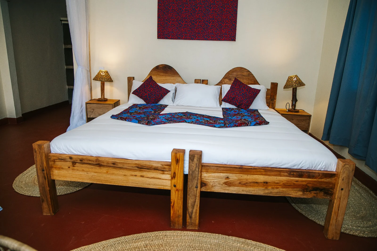 Chambre de lodge économique avec linge blanc impeccable et mobilier simple