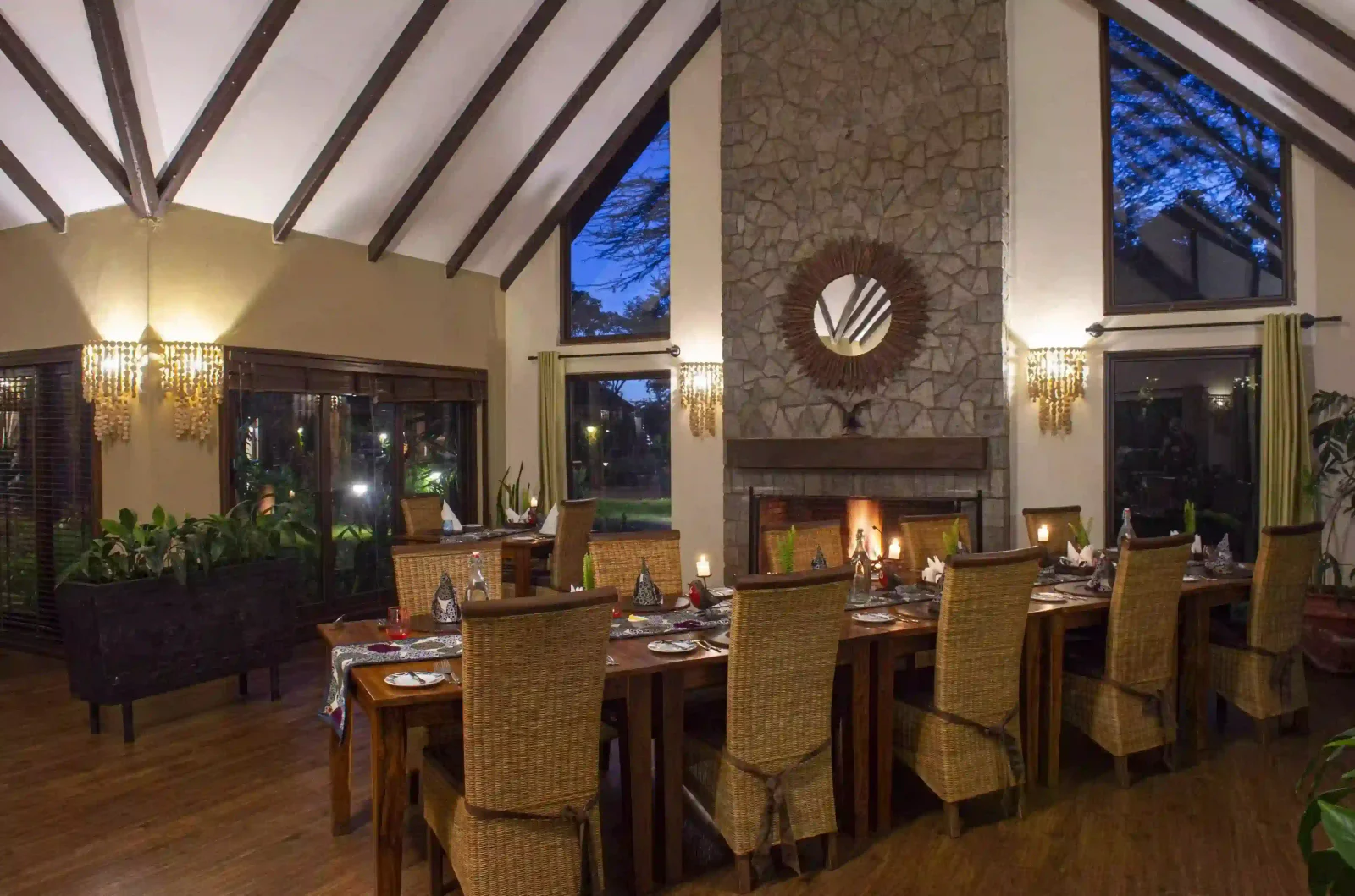 Salle à manger d'un lodge milieu de gamme avec un buffet du jardin à la table dans un établissement de Karatu