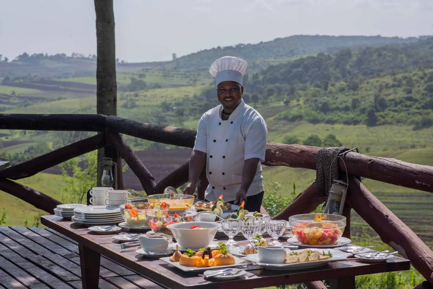 Dîner gastronomique dressé dans un lodge de luxe de Karatu, avec des ingrédients d'origine locale