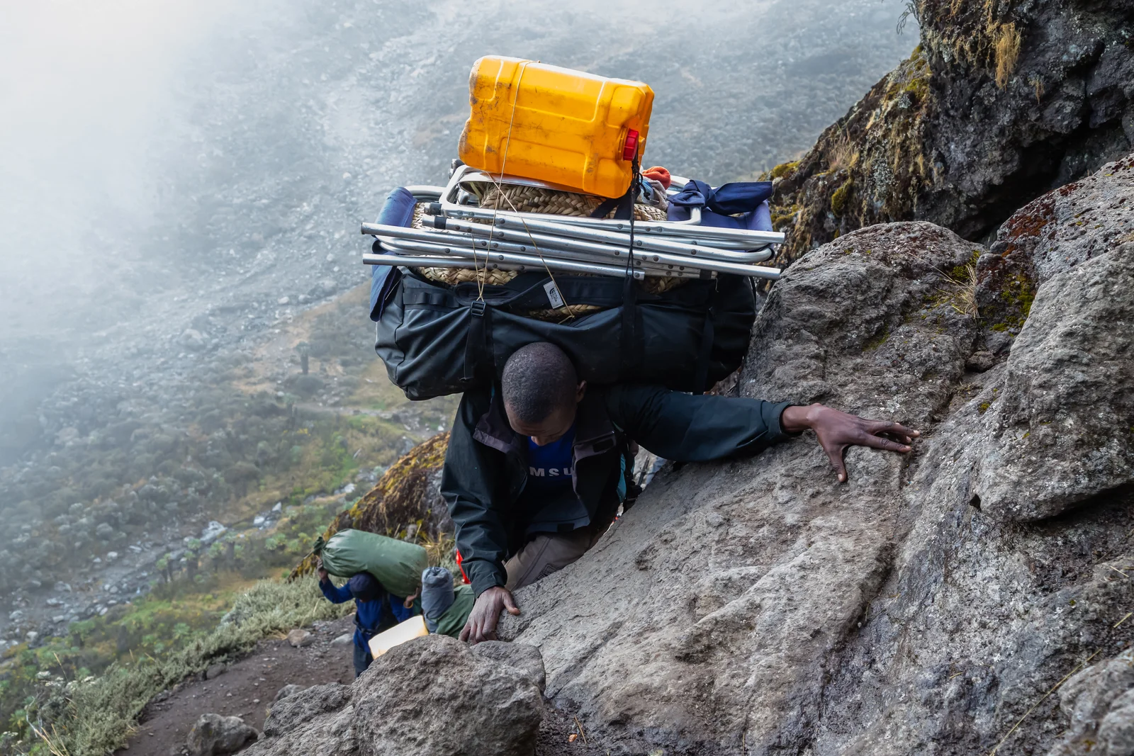 L'escalade raide de la paroi de Barranco sur la route Machame, avec des randonneurs grimpant à mains nues