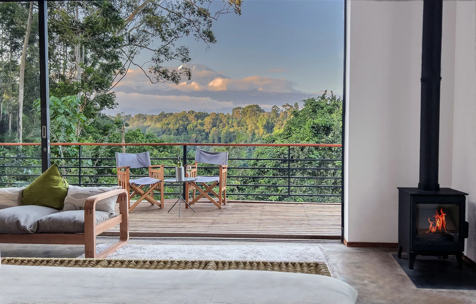 Suite de luxe au Kaliwa Lodge, avec terrasse en bois surplombant le rift et la forêt de Weru Weru
