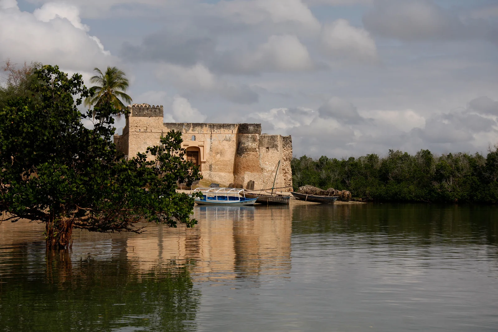 Nuvole tempestose drammatiche su Kilwa durante le grandi piogge con vegetazione rigogliosa e verde