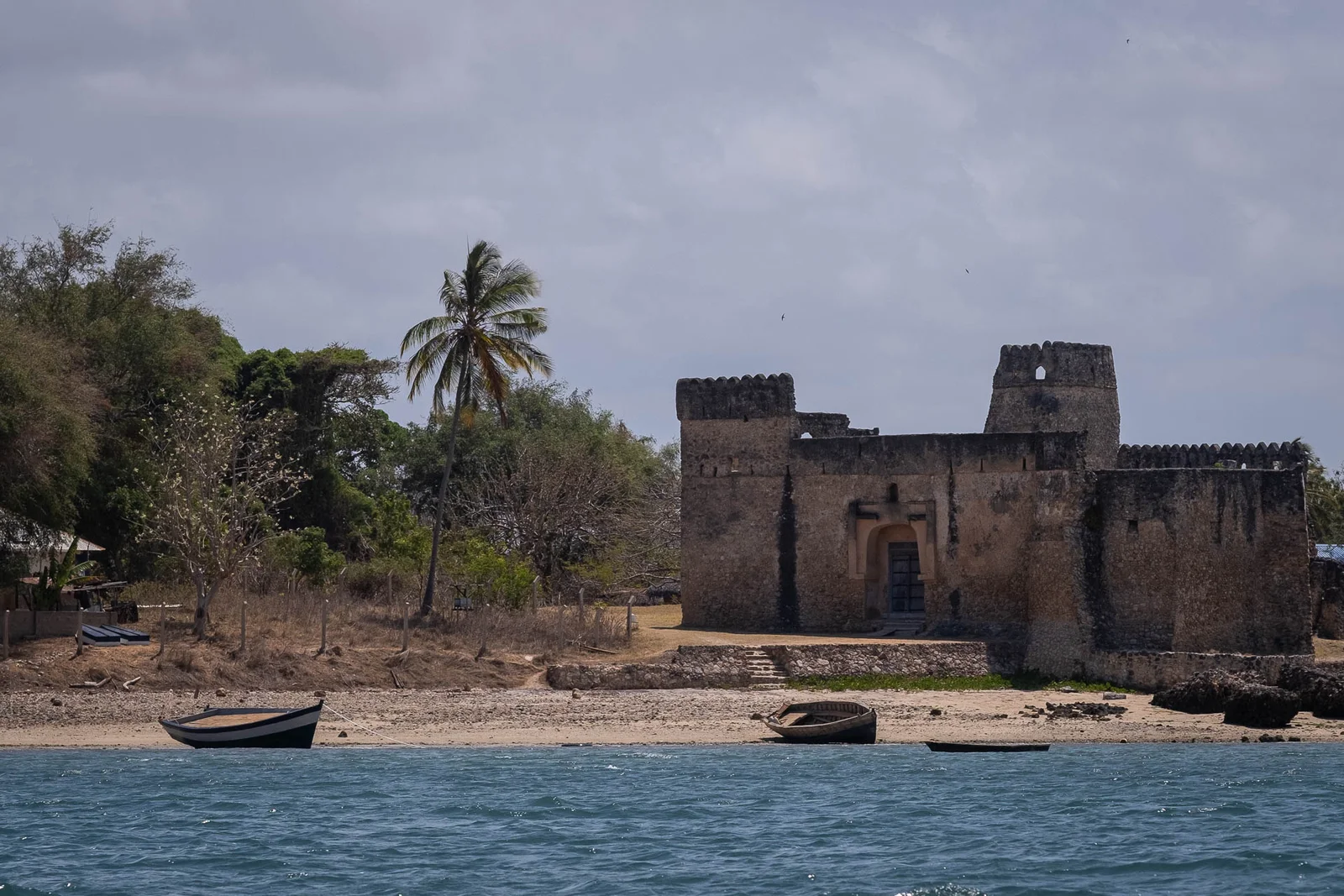 Vista del tramonto sull'acqua da Kilwa Masoko verso Kilwa Kisiwani