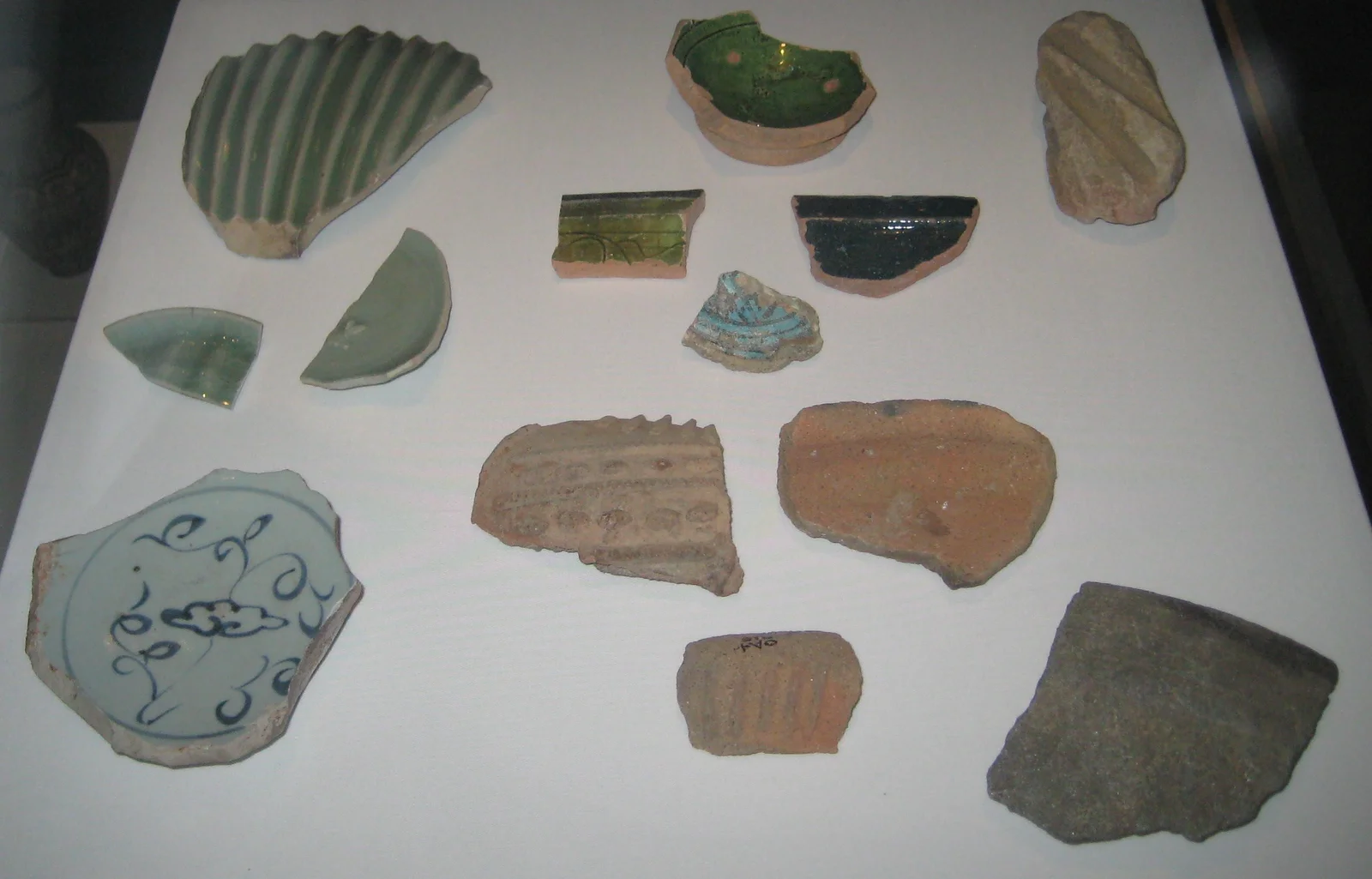Frammenti di porcellana cinese e perline commerciali rinvenuti negli scavi del sito archeologico di Kilwa Kisiwani