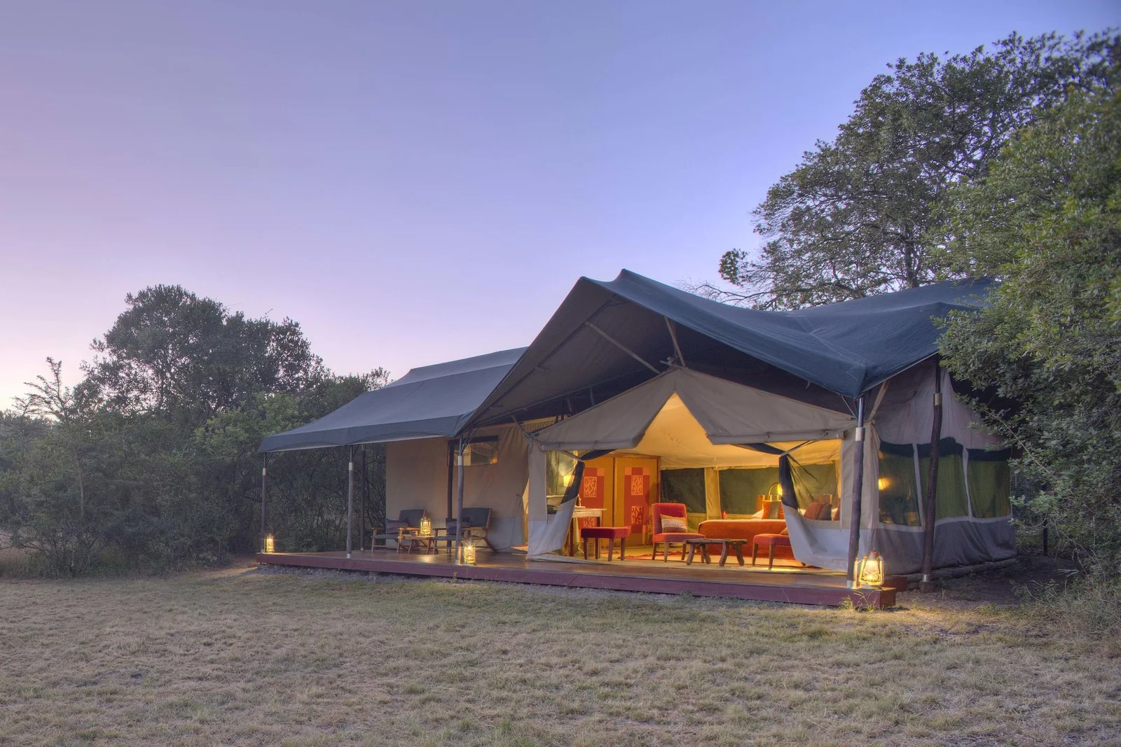 Plateforme à lit à baldaquin coulissant avec moustiquaire à Loisaba Star Beds au crépuscule