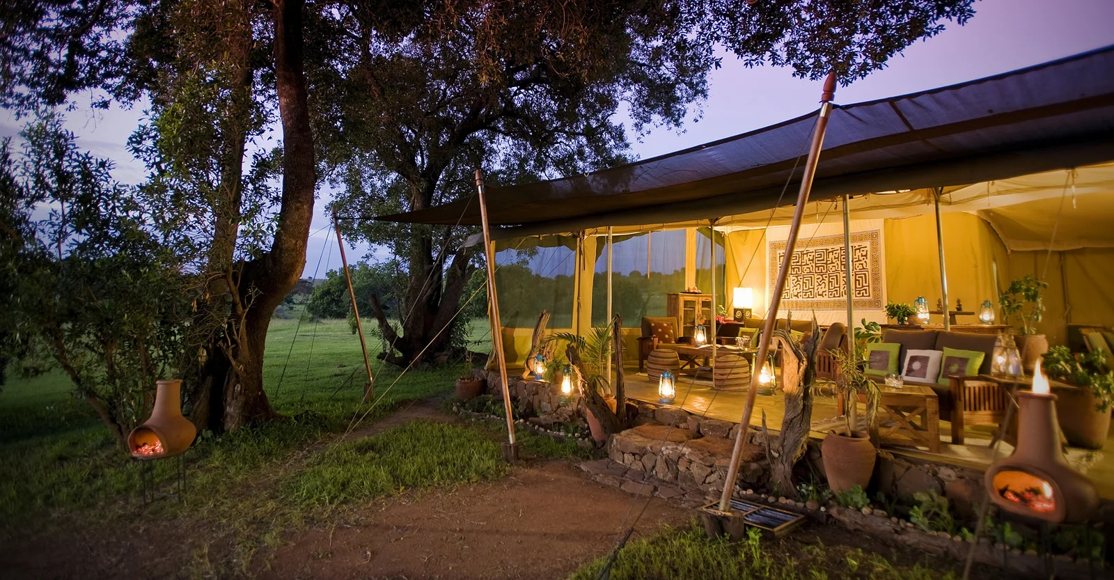Intérieur d'une tente du Kicheche Laikipia Camp avec parois en toile et moustiquaire