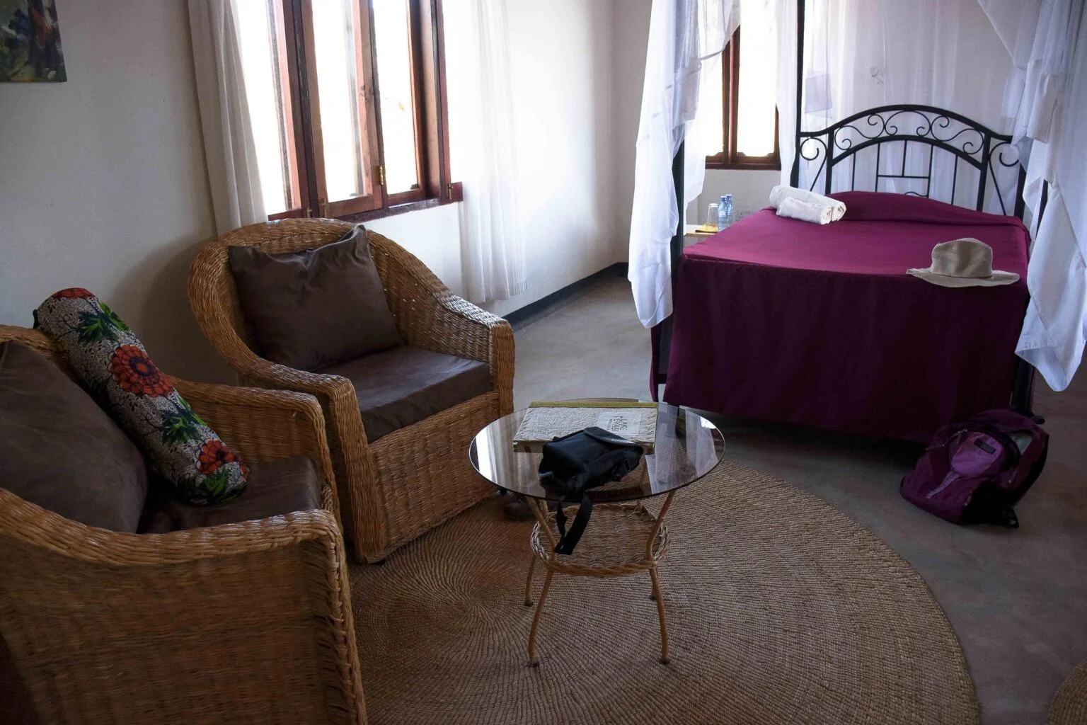 Ein einfaches Gästehauszimmer in der Stadt Mangola nahe dem See