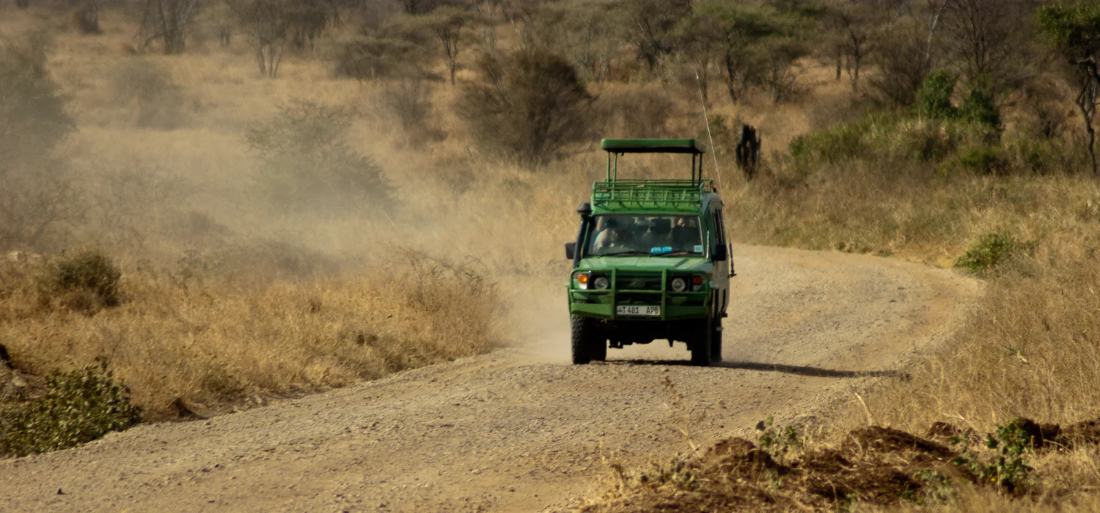 Ein Allrad-Safarifahrzeug fährt die steile Steilufer-Straße des Rift Valley zum Lake Eyasi hinab
