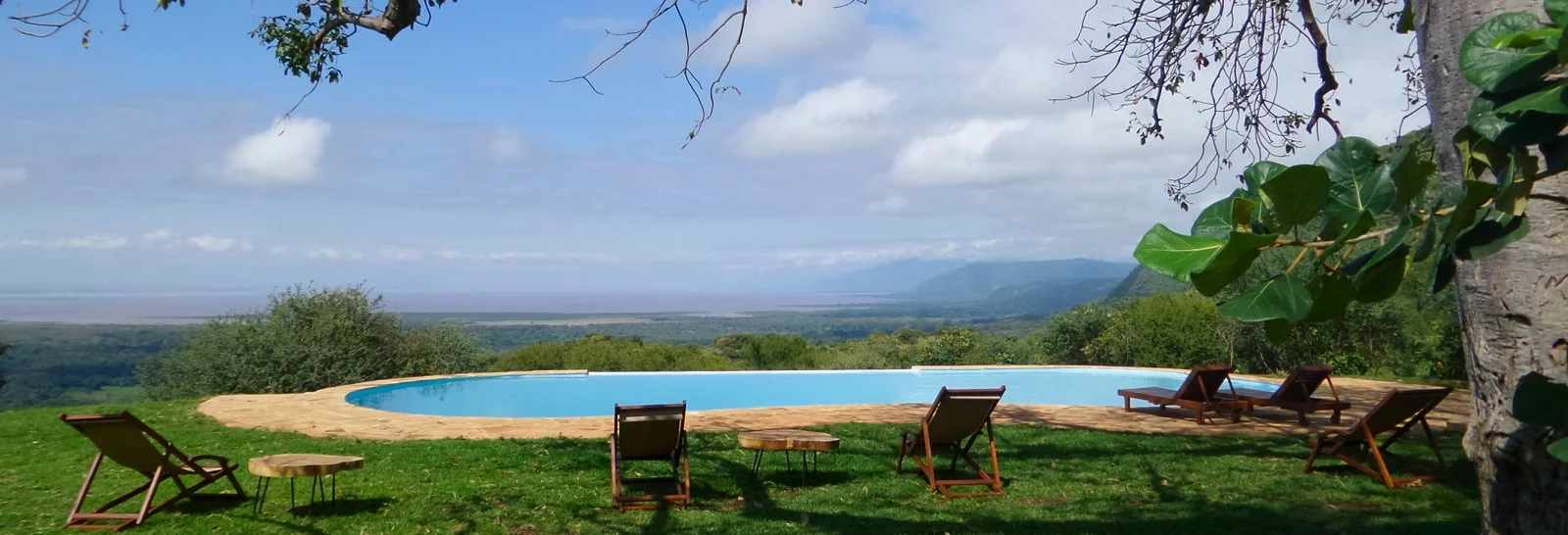 Infinity-Pool einer Lodge auf der Steilwand mit Blick auf Lake Manyara und das Rift Valley