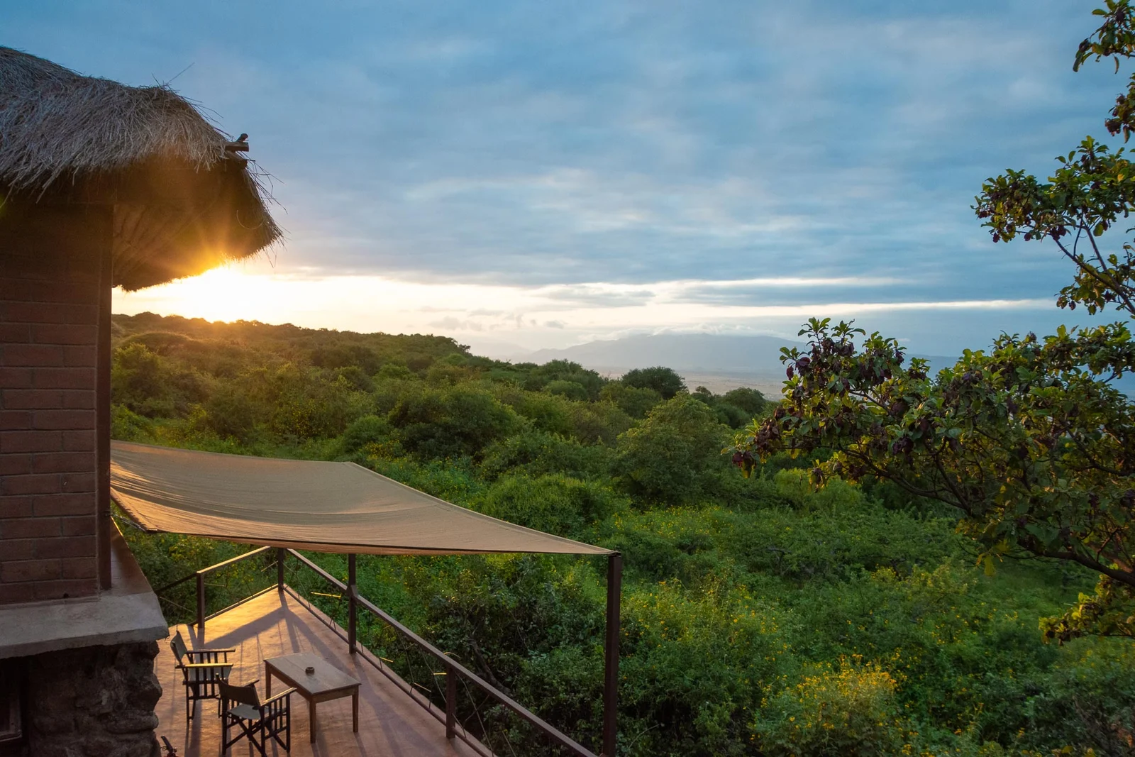 Zeltcamp-Zimmer nahe dem Parktor von Lake Manyara mit Blick auf die Steilwand