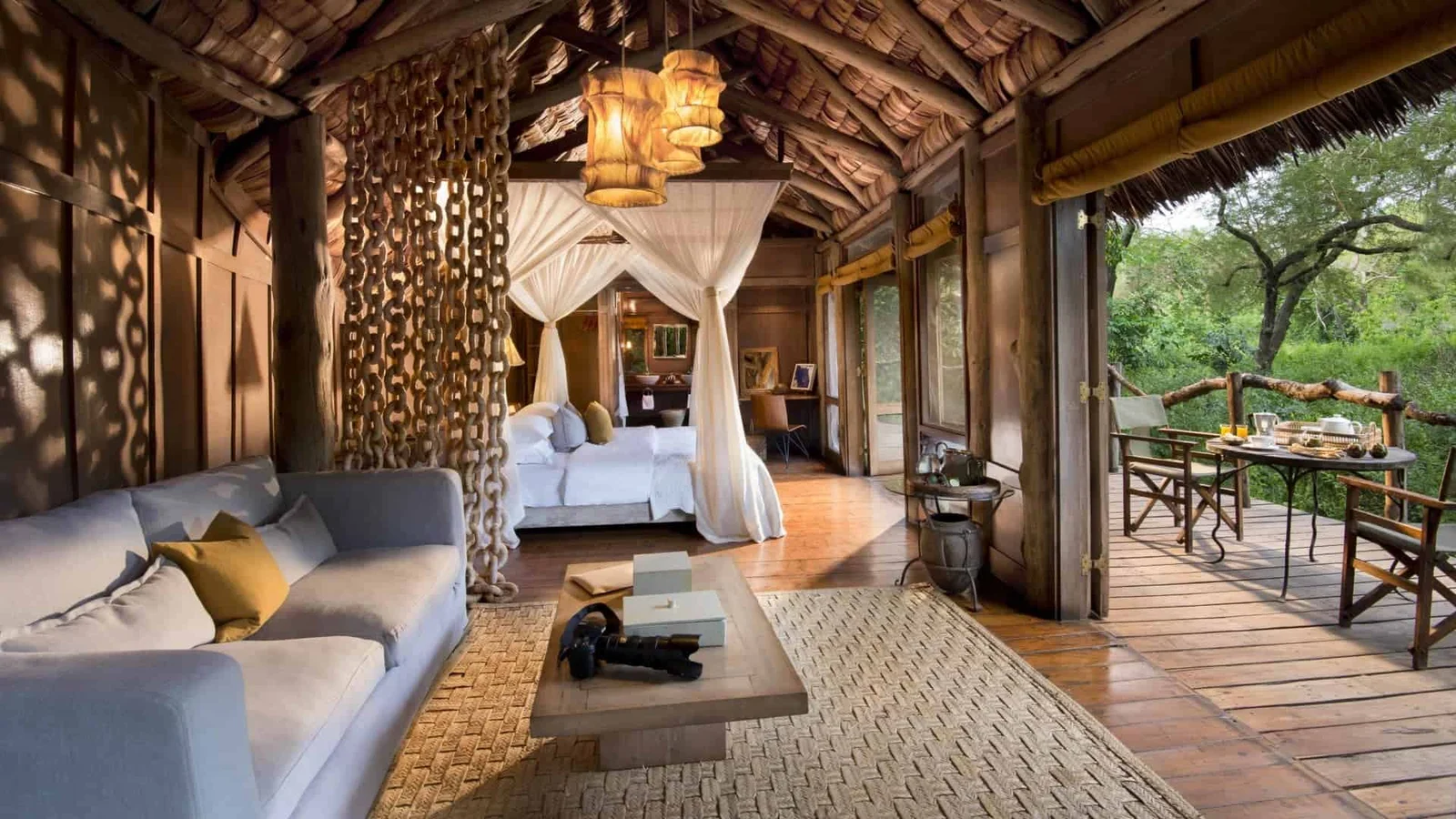 Erhöhtes Baumhaus-Zimmer im Mahagoni-Blätterdach im andBeyond Lake Manyara Tree Lodge