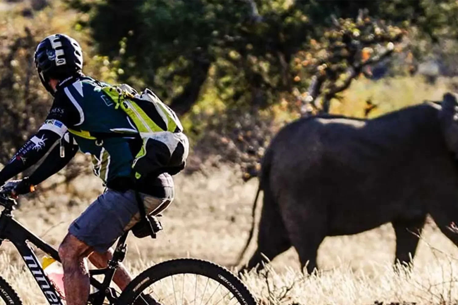 Radfahrer bei einer Mountainbike-Tour entlang der Steilwand des Rift Valley oberhalb von Lake Manyara