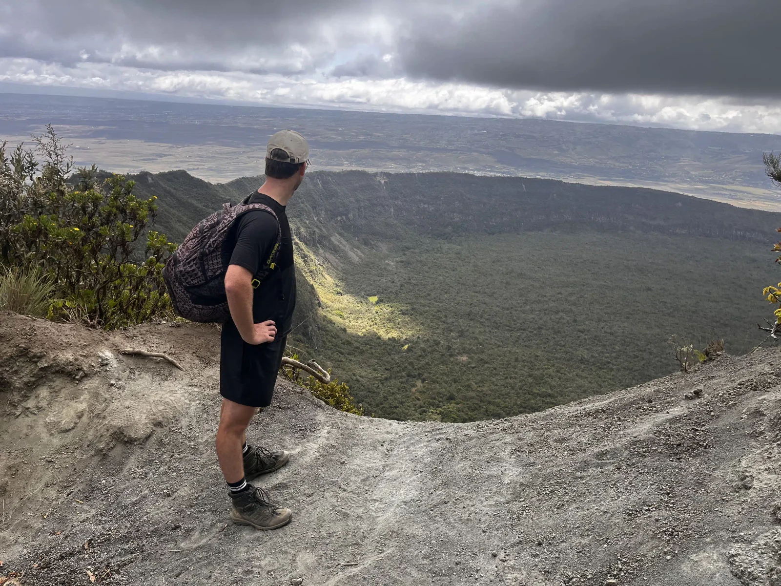 Eine geführte Gruppe am Kraterrand des Mount Longonot bei Sonnenaufgang, mit Lake Naivasha 1.000 Meter tiefer auf dem Boden des Rift Valley sichtbar