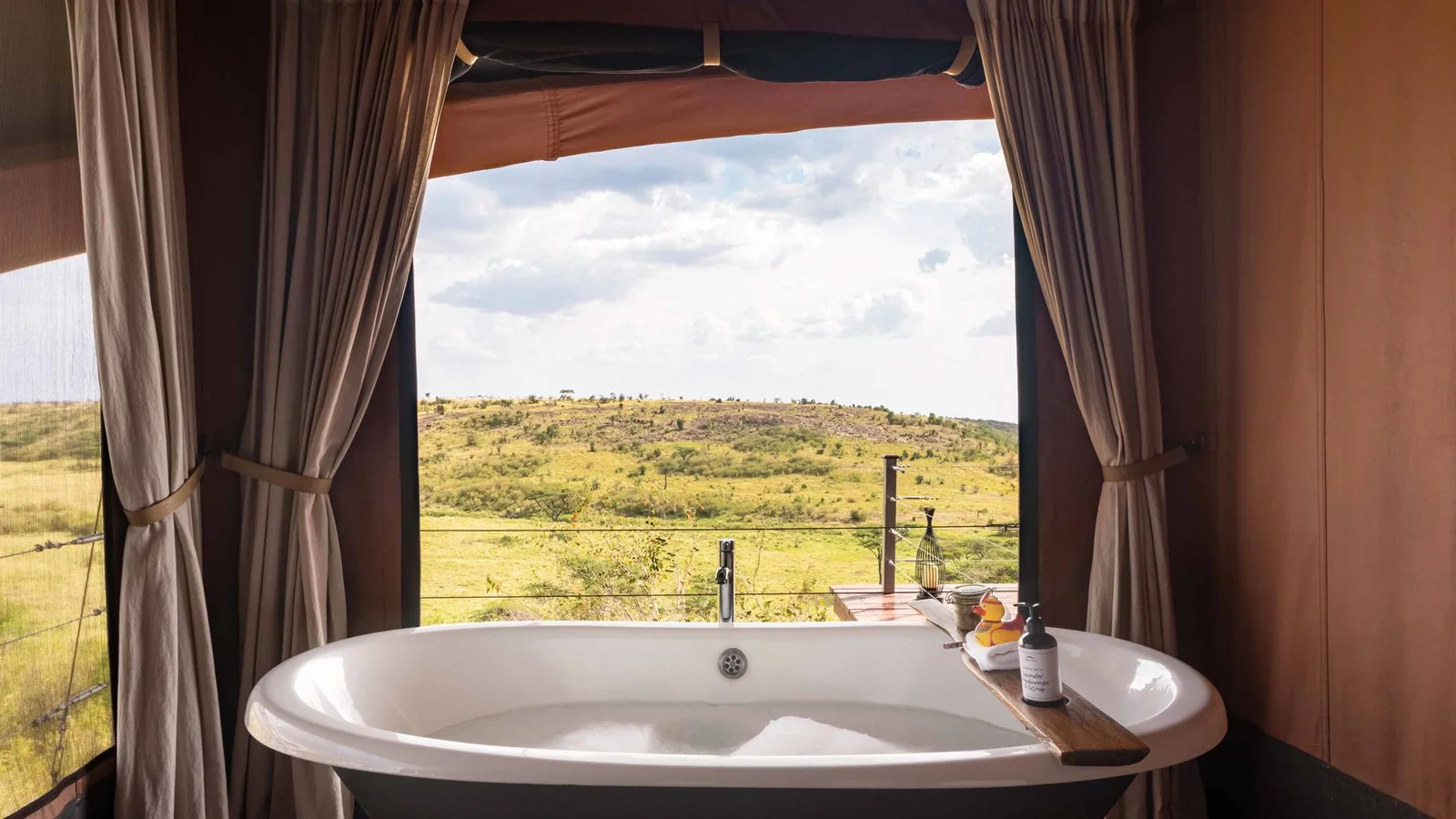 Sarova Lion Hill Lodge — terrasse de chalet donnant sur le rivage oriental du lac
