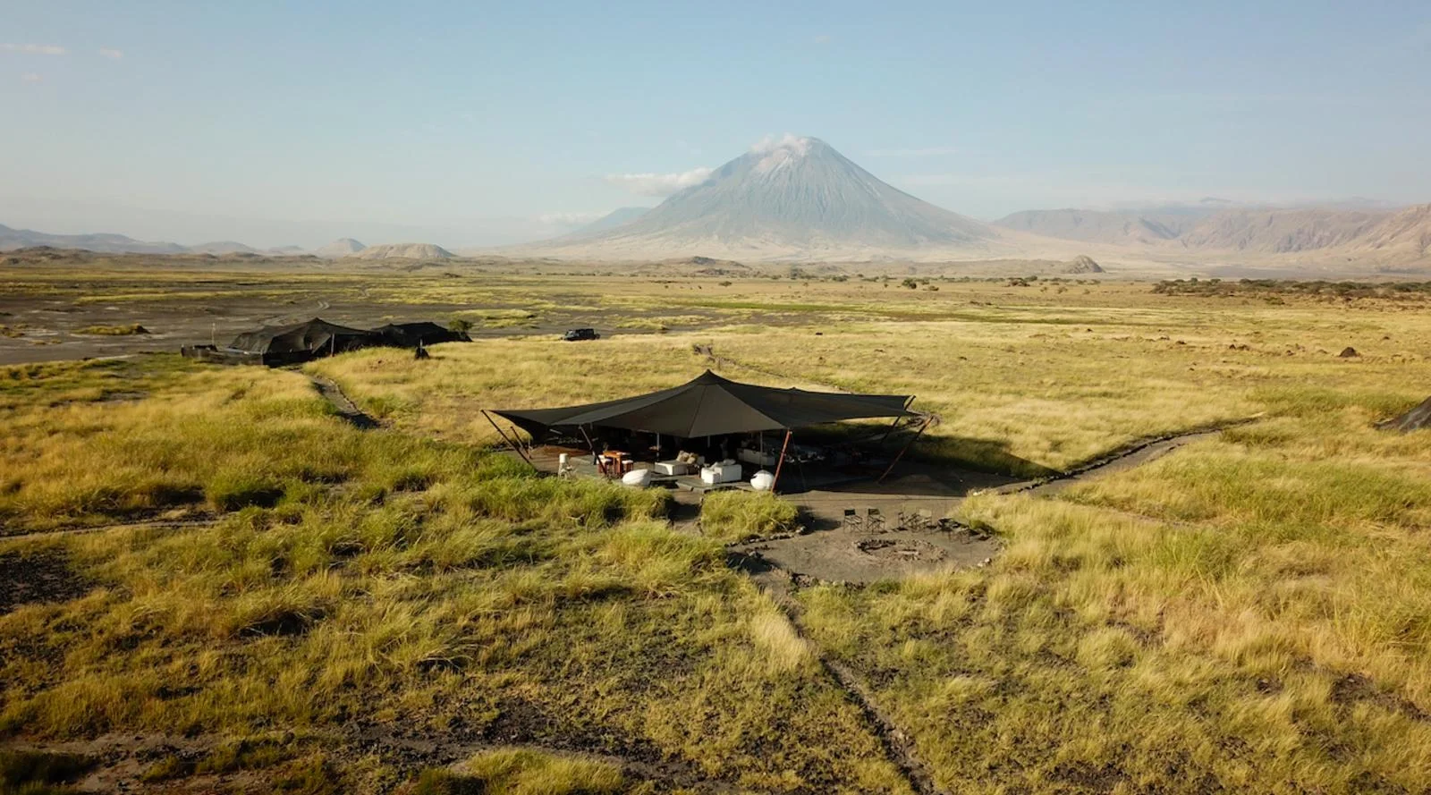 Chambre de tente en toile au Lake Natron Camp avec le lac visible depuis l'entrée