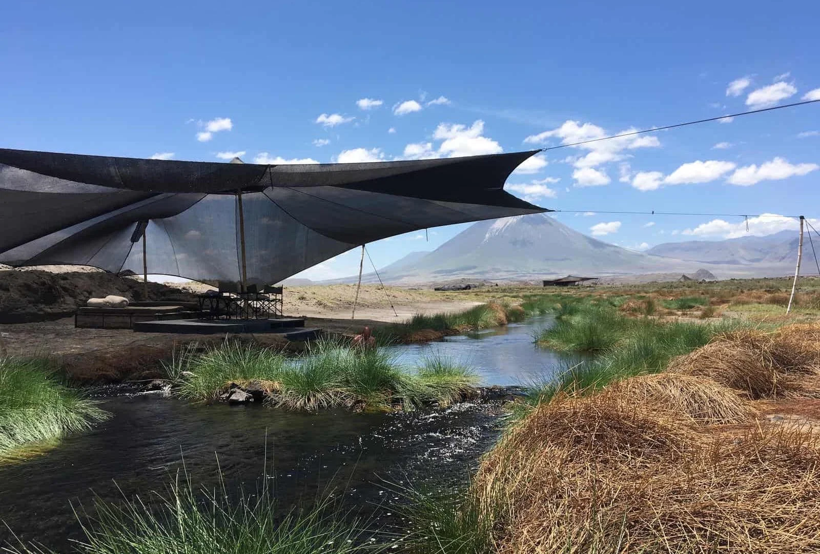 Petite piscine au Lake Natron Halisi Camp — une bouée de sauvetage dans la chaleur de midi