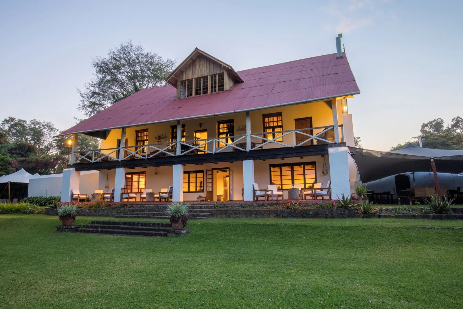 Ngare Sero Mountain Lodge à altitude plus élevée, avec une végétation verte et des températures plus fraîches