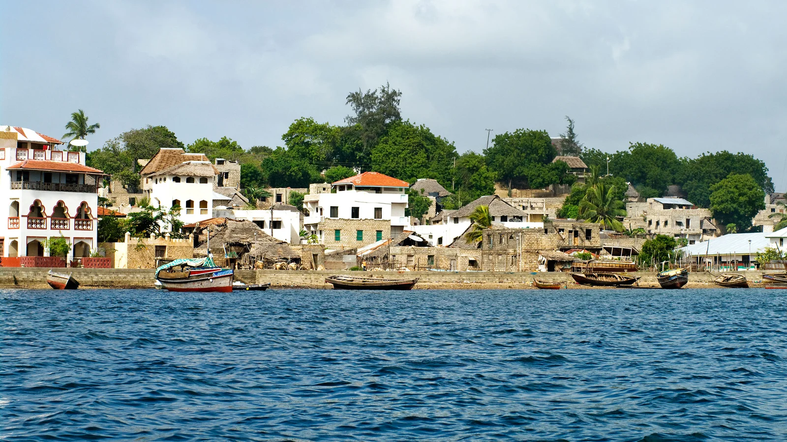 Die Uferpromenade während des Lamu Cultural Festival mit aufgereihten Dhaus vor dem Rennen